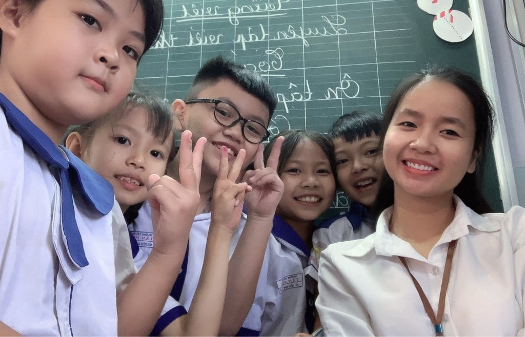 GIỚI THIỆU TÀI NĂNG XANH Cô Hồng và học sinh trong trường